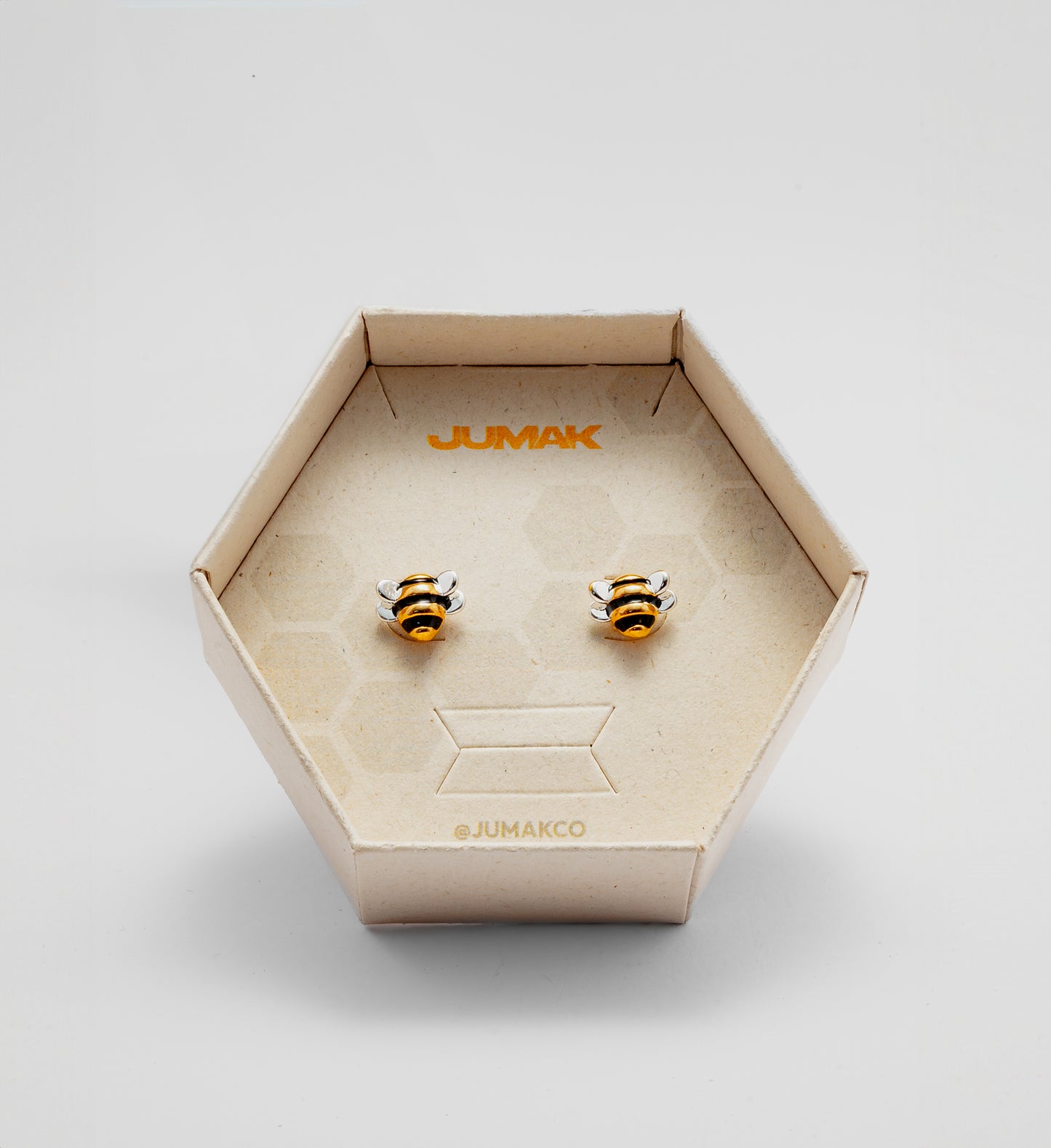 Aretes adopta una abeja