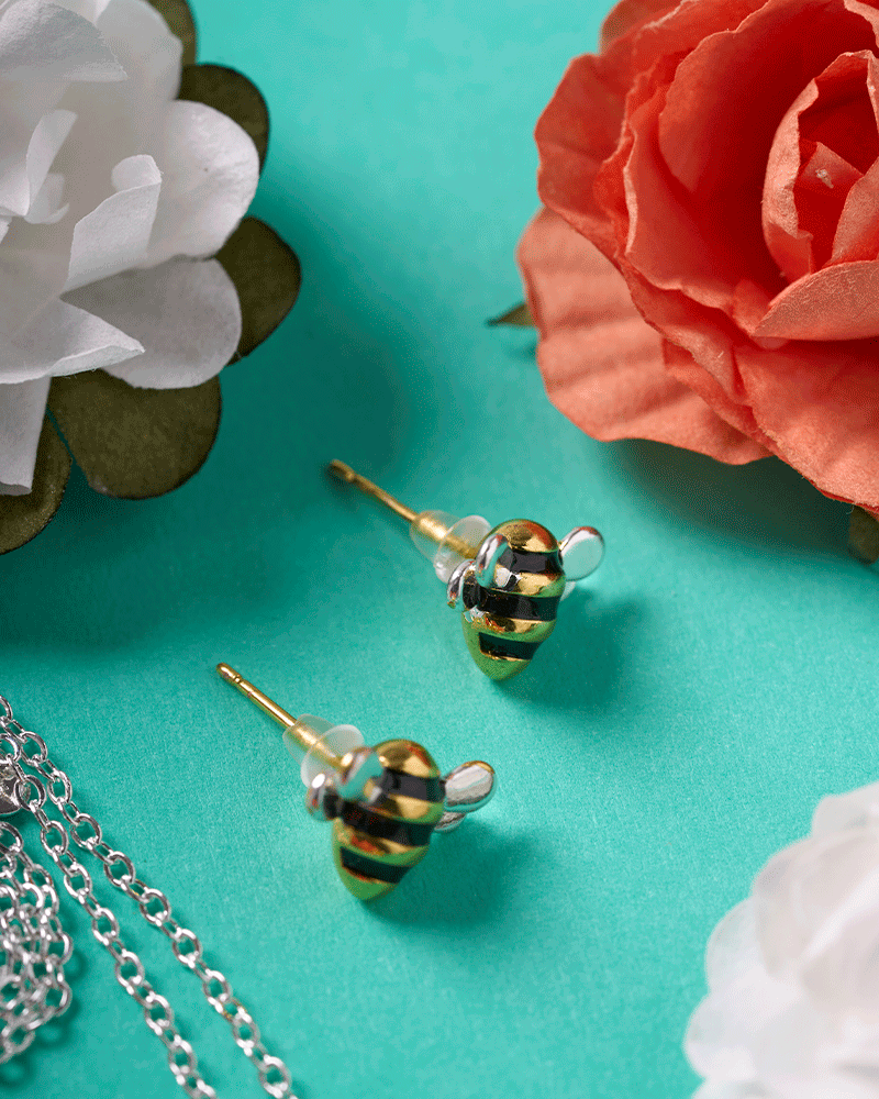 Aretes adopta una abeja