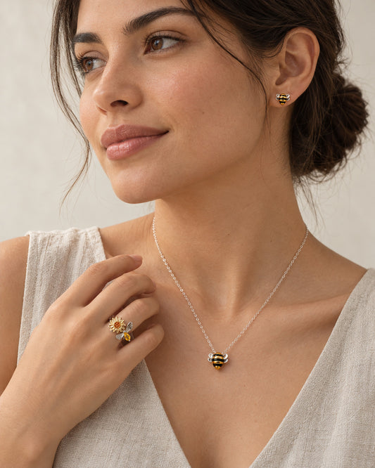 Modelo con el collar, los aretes y el anillo giratorio de abeja Jumak